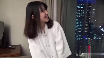 业余亚洲女孩的独奏表演,没有滤镜